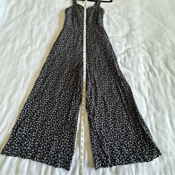 LOFT Womans Black Ditsy Floral Wide Leg Crop Jumpsuit Sz S Smocked Preppy Boho - Picture 11 of 16